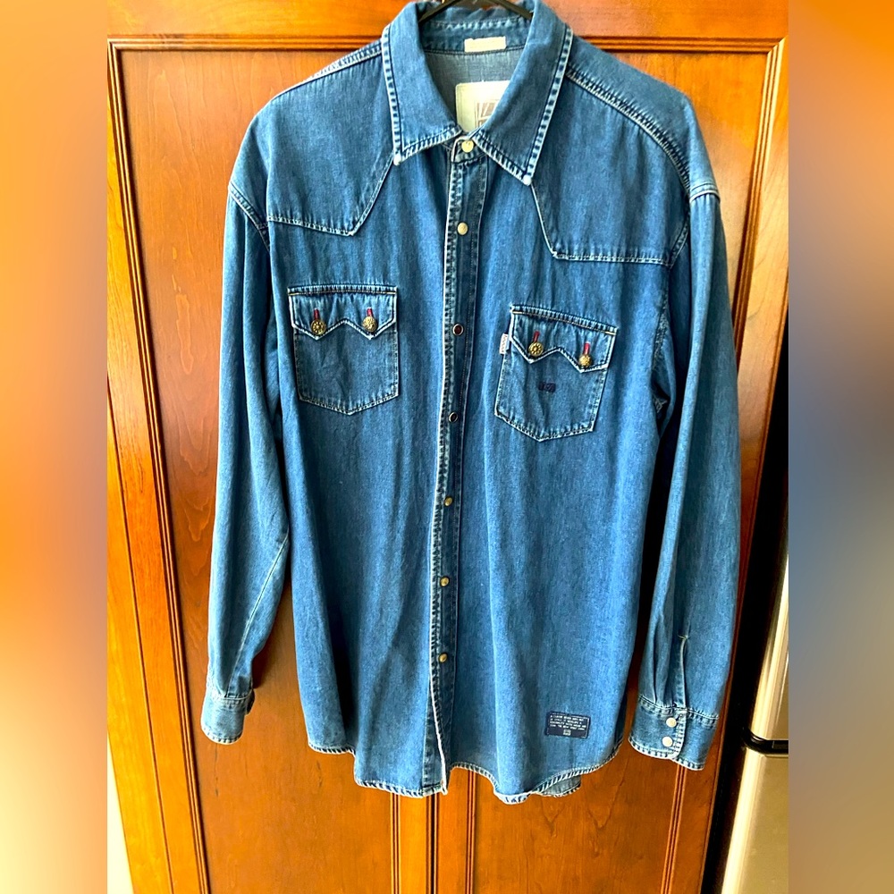 Women’s oversized blue Jean shirt with metal buttons. Cute details L